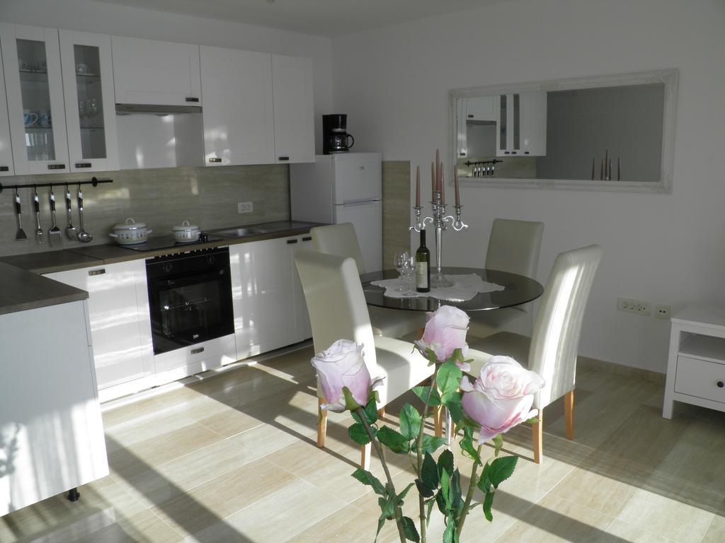 Apartments Perla Dinjiška Екстериор снимка